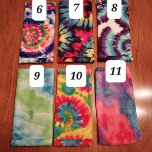 Pode incluir: Dez m&aacute;scaras de olhos de tecido tie-dye coloridas com os n&uacute;meros de 6 a 11 impressos nelas. As m&aacute;scaras de olhos s&atilde;o todas do mesmo tamanho e formato, e est&atilde;o dispostas em duas filas de cinco.