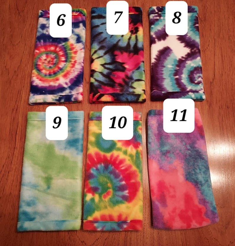 Pode incluir: Dez m&aacute;scaras de olhos de tecido tie-dye coloridas com os n&uacute;meros de 6 a 11 impressos nelas. As m&aacute;scaras de olhos s&atilde;o todas do mesmo tamanho e formato, e est&atilde;o dispostas em duas filas de cinco.