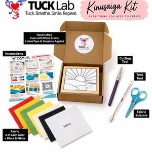 Puede incluir: Un kit Kinusaiga de TUCK Lab en una caja de cart&oacute;n marr&oacute;n que contiene un tablero de espuma con marco de madera, una hoja de instrucciones, una herramienta de corte morada, una herramienta de inserci&oacute;n met&aacute;lica, tijeras de tela azules y cuadrados de tela roja, amarilla, verde, blanca y negra.