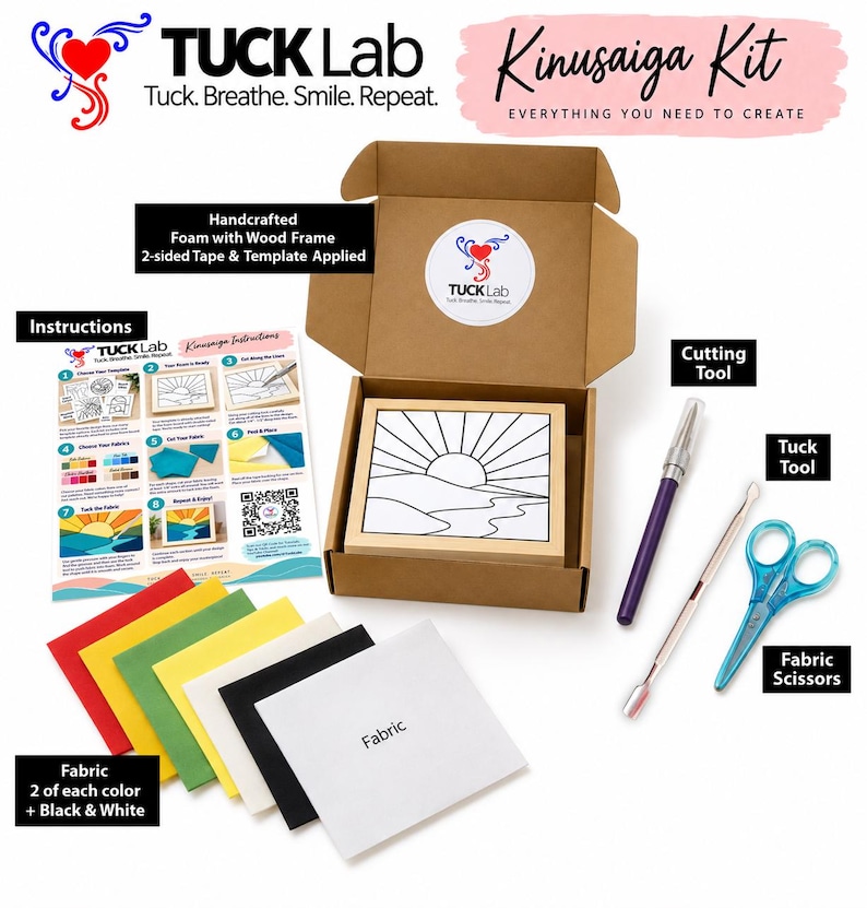 Puede incluir: Un kit Kinusaiga de TUCK Lab en una caja de cart&oacute;n marr&oacute;n que contiene un tablero de espuma con marco de madera, una hoja de instrucciones, una herramienta de corte morada, una herramienta de inserci&oacute;n met&aacute;lica, tijeras de tela azules y cuadrados de tela roja, amarilla, verde, blanca y negra.