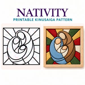 Könnte beinhalten: Ein druckbares Kinusaiga-Muster mit dem Titel NATIVITY, das eine schwarz-weiße Strichzeichnung einer stilisierten Krippenszene neben einer fertigen Version in einem Holzrahmen mit blauen, braunen, grünen, roten und gelben Stofftexturen zeigt.