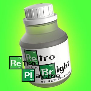 Può includere: Una bottiglia trasparente con un tappo bianco e un'etichetta che recita "Retro Brite" in bianco e nero. L'etichetta presenta anche quadrati verdi con le parole "Retro Play" e i numeri "'70", "'80", "'90" e "'00". Lo sfondo è verde brillante.