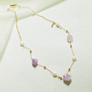 Collar personalizado con inicial de amatista y perla, collar de oro con piedra natal de febrero y dije de letra, regalo de cumpleaños relajante y protector.