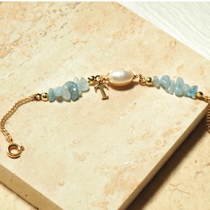 Pulsera personalizada: inicial personalizada con chips de aguamarina, cadena de oro con la piedra de nacimiento de marzo. Un regalo personalizado y delicado para ella.