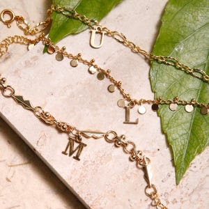 Pulsera personalizada con inicial en oro de 18 quilates: dije de letra personalizado en una delicada cadena. Regalo hecho a mano para ella, dama de honor o cumpleaños.