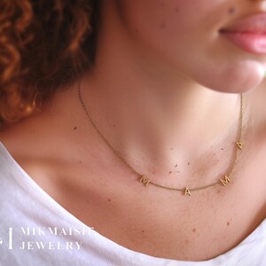 Collar personalizado "MAMÁ" chapado en oro de 18 quilates: delicada cadena con letras para ella, estilo minimalista con placa de identificación, regalo elegante para mamá, joyería para el día a día.