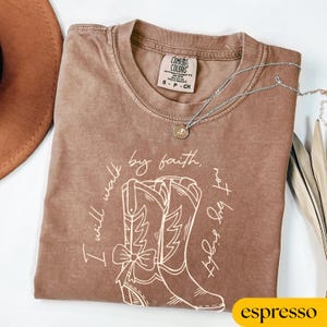 Comfort Colors® western christelijk shirt, Walk by Faith T-shirt bijbelvers, christelijke kleding cadeau voor moeder, religieus cowgirl-shirt voor kerk