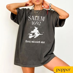 Camiseta Comfort Colors® 1692 Salem &quot;Se perdieron una&quot; de Comfort Colors, Bruja de Salem, Camiseta Salem 1692, Camiseta de los Juicios de las Brujas de Salem, Regalo para Halloween