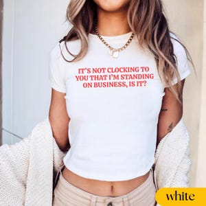 No te está dando la hora que estoy en el negocio Y2K Camiseta de bebé con cita viral Camiseta ajustada Camiseta estética de villano Camiseta meme divertida Meme de TikTok
