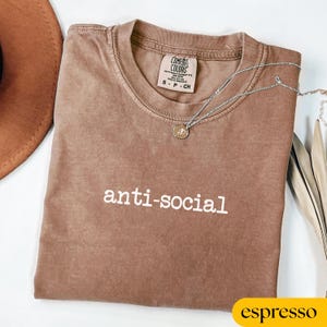 Comfort Colors® Anti soziales Shirt, lustiges introvertiertes Shirt, sarkastisches T-Shirt, soziale Angst Shirt, übergroßes Shirt, grafisches T-Shirt, trendiges Shirt