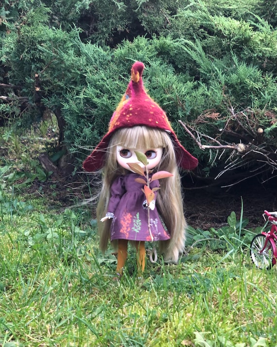 Colored felt pixie hat and cape for Blythe dolls