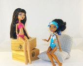 Monster-Puppe Badeanzug / Satz rosa Bikini und Blue Floral Monokini / Stirnband / 3 Neon-Armbänder - beste Wünsche aus Europa