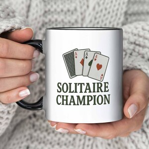 Mug Champion solitaire - cadeau pour les amateurs de jeux de cartes, conception de cartes à jouer vintage, tasse de jeu amusante, tasse à café confortable pour les nuits de jeux