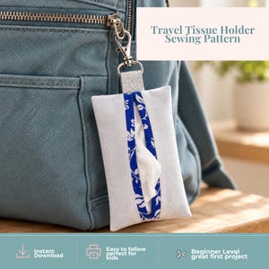 Peut inclure: Un patron de couture pour porte-mouchoirs de voyage composé d'une pochette en tissu blanc avec une bande centrale à motif floral bleu et blanc. Il est suspendu par un mousqueton en métal argenté à un sac à dos bleu. Texte : Travel Tissue Holder Sewing Pattern.