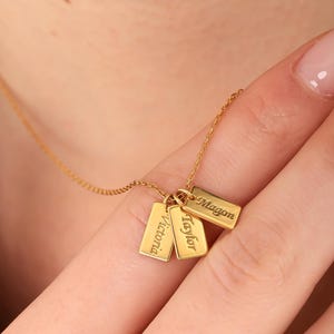 Minimalistische individuell gravierte Halskette mit mehreren Namen - zierliches personalisiertes Geschenk für sie, Anfangs-Tag, Symbol-Charm, Geburtstagsgeschenk, geschichteter Schmuck