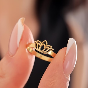 Minimalist Lotus Flower Ring – Nature-Inspired Spiritual Jewelry, Delicate Silver Lotus Ring, Dainty Gift for Mom. Lotus Flower Jewelry