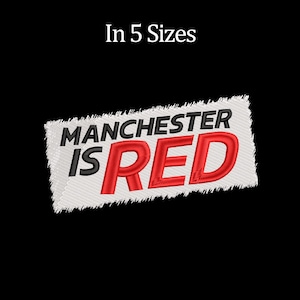 Pode incluir: Patch bordado com o texto "MANCHESTER IS RED" em preto e vermelho sobre fundo branco. O patch é retangular com uma borda desgastada e o texto "In 5 Sizes" em branco no topo.