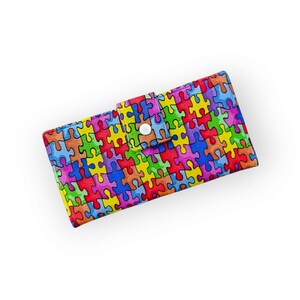 Cartera hecha a mano con estampado de rompecabezas para concienciación sobre el autismo, billetera con chequera con rompecabezas de colores brillantes, billetera de identificación hecha a mano, billetera para mujer