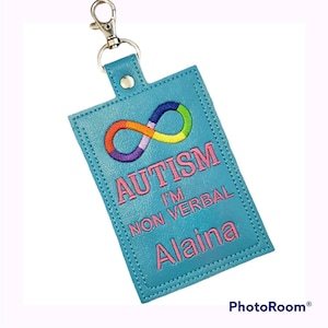 Médaille d'identification non verbale AUTISM ou AUTISTIC avec nom - Médaille d'identification médicale colorée autisme infini - étiquette de voyageur - étiquette personnalisée pour carte d'identité autisme