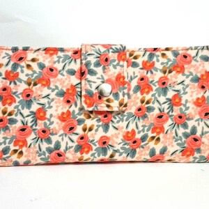 Portefeuille pour femme fait main Roses pêche et rose sur fond naturel, portefeuille pour carte d'identité avec poche transparente - prêt à être expédié - cadeau pour maman - petit portefeuille bouquet