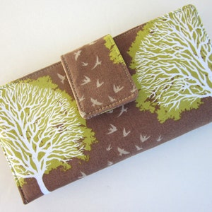 Cartera de mujer hecha a mano con diseño de roble marrón, verde y blanco. Cartera personalizada. Cartera plegable. Cartera vegana.