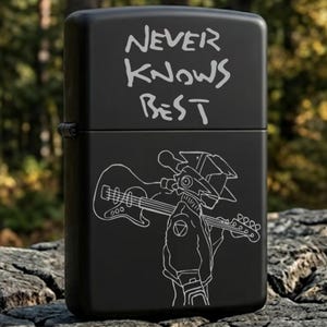 Puede incluir: Un encendedor negro con el texto blanco "NEVER KNOWS BEST". Debajo, una ilustración blanca de una figura tocando la guitarra. El encendedor está sobre una superficie rocosa texturizada.