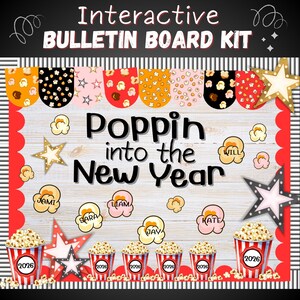 Peut inclure: Kit de tableau d'affichage interactif avec le texte « Poppin into the New Year ». Le design comprend du pop-corn, des étoiles et des seaux de pop-corn avec l'année 2026. La bordure supérieure présente des motifs sur le thème du pop-corn.