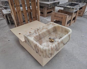 Lavabo de baño de mármol Calacatta Gold: Mueble rectangular de pared con protector contra salpicaduras