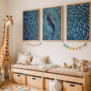 Pode incluir: Um banco de armazenamento de madeira com almofada bege e quatro gavetas, apresentando uma girafa de pel&uacute;cia grande, tr&ecirc;s quadros com arte de um tubar&atilde;o-baleia e peixes, e v&aacute;rios bichos de pel&uacute;cia, incluindo um urso e uma girafa menor.
