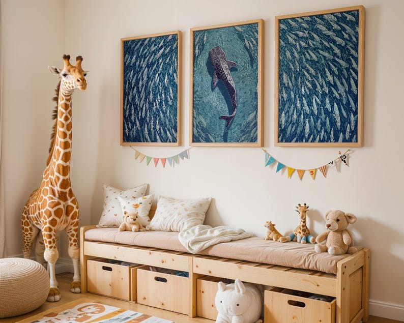 Pode incluir: Um banco de armazenamento de madeira com almofada bege e quatro gavetas, apresentando uma girafa de pel&uacute;cia grande, tr&ecirc;s quadros com arte de um tubar&atilde;o-baleia e peixes, e v&aacute;rios bichos de pel&uacute;cia, incluindo um urso e uma girafa menor.