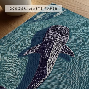 Pode incluir: Uma impress&atilde;o em papel mate de 200gsm apresentando um tubar&atilde;o-baleia azul-escuro com pontos brancos e linhas intrincadas nadando em &aacute;gua azul-petr&oacute;leo. O design inclui padr&otilde;es de ondas estilizados e silhuetas de peixes menores.