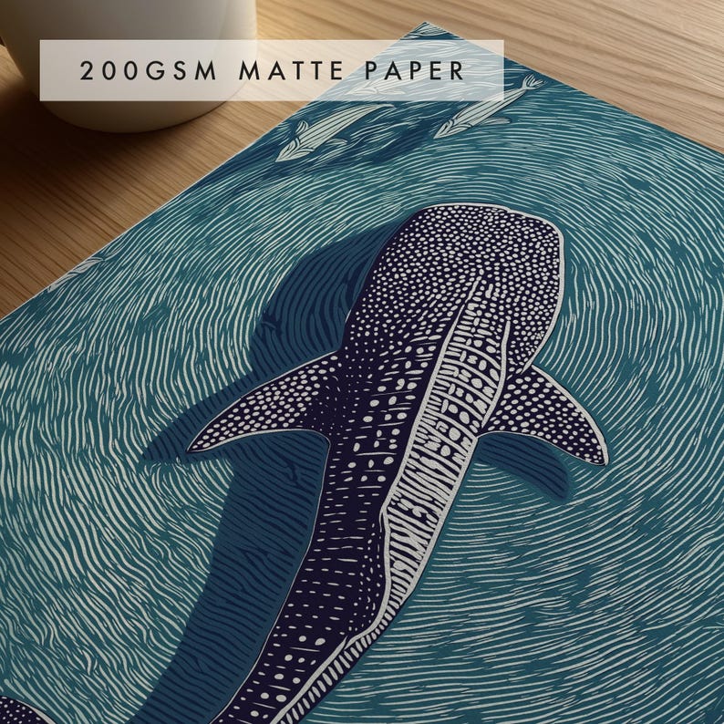 Pode incluir: Uma impress&atilde;o em papel mate de 200gsm apresentando um tubar&atilde;o-baleia azul-escuro com pontos brancos e linhas intrincadas nadando em &aacute;gua azul-petr&oacute;leo. O design inclui padr&otilde;es de ondas estilizados e silhuetas de peixes menores.