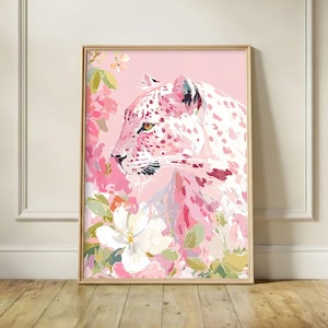 Könnte beinhalten: Gerahmter Kunstdruck mit einem rosa Leoparden inmitten rosa und weißer Blumen. Der Leopard hat weißes Fell mit rosa Flecken und gelben Augen. Das Kunstwerk ist vor einem zartrosa Hintergrund mit Holzrahmen.