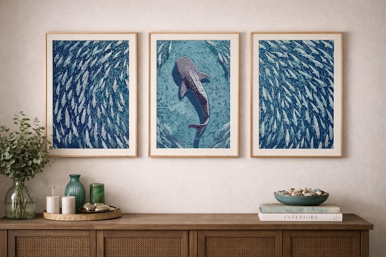 Pode incluir: Um tr&iacute;ptico de tr&ecirc;s impress&otilde;es de arte de parede emolduradas com um tema de oceano azul profundo. As duas impress&otilde;es externas exibem um denso cardume de peixes, enquanto a central retrata um tubar&atilde;o-baleia a nadar entre peixes.