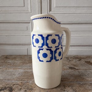 Jarra de cerámica azul y blanca con llamativo diseño floral, década de 1930.