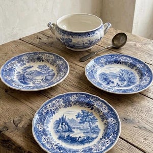 Servizio da tavola Villeroy Boch Burgenland in ceramica decorata con decorazione a trasferimento blu, composto da 6 piatti fondi e una ciotola da portata con manici, Mettlach Saar, anni '50.