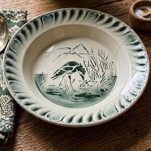 Plato antiguo francés de loza fina - Decoración con garza - J. Vieillard Burdeos, década de 1880 - Plato de servir verde y blanco de estilo japonista