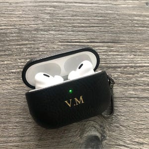 Gepersonaliseerde, gegraveerde leren AirPods-hoes - monogram pebble-hoes voor AirPods 1, 2, 3, 4 en Pro 1, 2 - uniek cadeau - gratis verzending