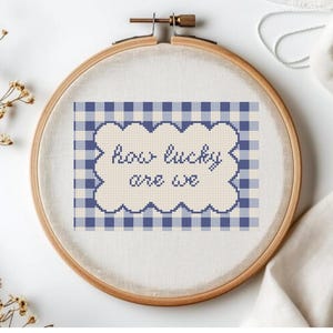 Quanto siamo fortunati? Schema punto croce / Citazione a quadretti / Decorazione per cameretta in stile fattoria / Download immediato in PDF