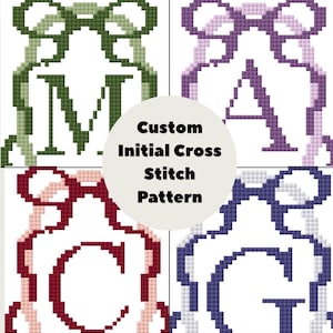 Pode incluir: Quatro padrões de ponto cruz com as letras M, A, C e G, cada uma emoldurada por um design de laço. As letras são em verde, roxo, vermelho e azul. O texto central diz "Custom Initial Cross Stitch Pattern".