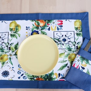 Handgemachtes Zitronenmuster-Tischset-Set mit Serviettenhalter im mediterranen Stil, von M & H Atelier Design