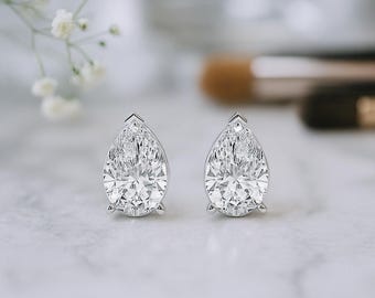 Orecchini a bottone con diamanti taglio a pera coltivati in laboratorio in oro 14k