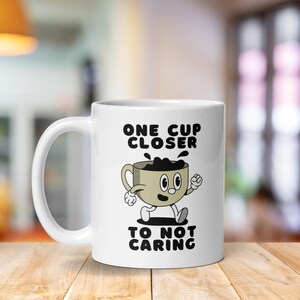 おもしろコーヒーマグ – 気にしないでいられるカップ – レトロな漫画カップデザイン – 皮肉なコーヒー愛好家へのギフト – オフィスユーモアマグ – 11オンスマグ