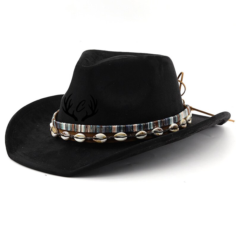 Op de afbeelding: Zwarte cowboyhoed met een bruin leren band en een decoratieve schelpbezetting. De hoed heeft een zwart geweidesign met de letter "C" in het midden.