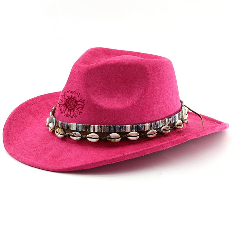 Op de afbeelding: Een roze cowboyhoed met een zonnebloemdessin en een kralenrand.