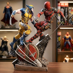 Puede incluir: Un set de figuras de acción detallado que muestra a Wolverine con traje amarillo y azul con garras extendidas, en combate contra Deadpool con traje táctico rojo y negro sosteniendo una katana, sobre una base circular con un emblema rojo.