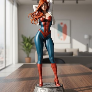 Puede incluir: Figura detallada de una mujer con un disfraz de superhéroe azul y rojo, con pelo y botas rojas. La figura está sobre una base circular con caras de personajes de cómic. Lleva una chaqueta blanca.