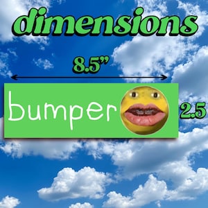 Puede incluir: Una pegatina verde para parachoques con la palabra "bumper" en texto blanco y una cara de dibujos animados. La pegatina mide 21,6 cm de largo y 6,4 cm de ancho, sobre un cielo azul con nubes.