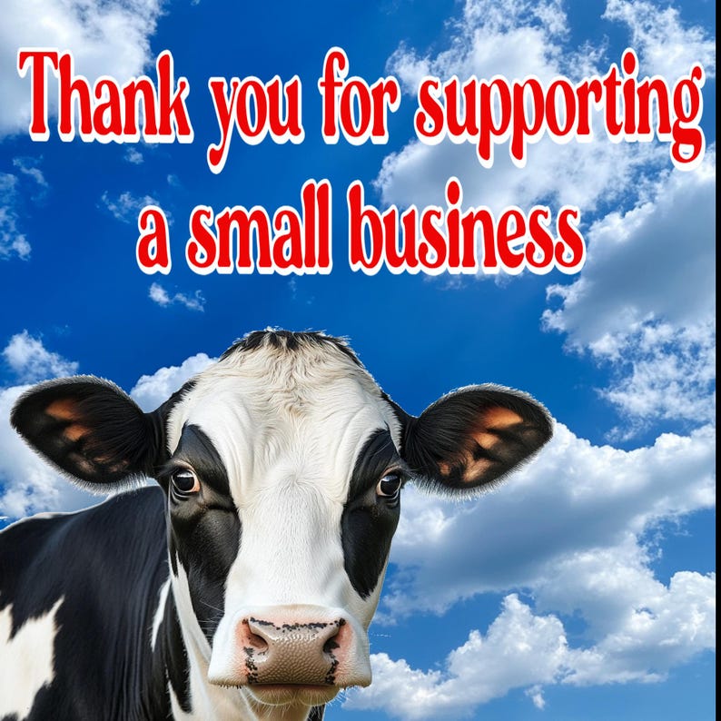 Puede incluir: Una vaca en blanco y negro contra un cielo azul con nubes blancas. El texto "Thank you for supporting a small business" est&aacute; en rojo, arqueado en la parte superior. La vaca est&aacute; centrada, mirando directamente al espectador.