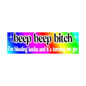 Beep Beep Bitch I&#39;m Blasting Kesha and it&#39;s Turning me Gay Adesivo per paraurti / adesivo divertente / 8,5&quot; x 2,5&quot; Vinile resistente alle intemperie di alta qualità
